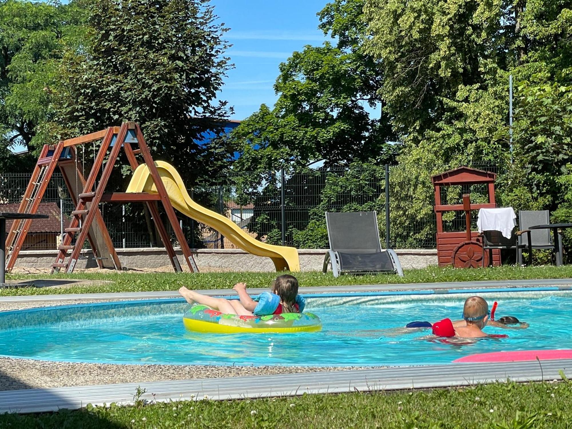 Hotel Benica Benesov  Εξωτερικό φωτογραφία
